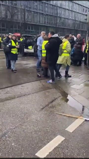 ❗️Не менее 15 человек получили ранения в результате целенаправленной атаки в Мюнхене, где автомобиль
