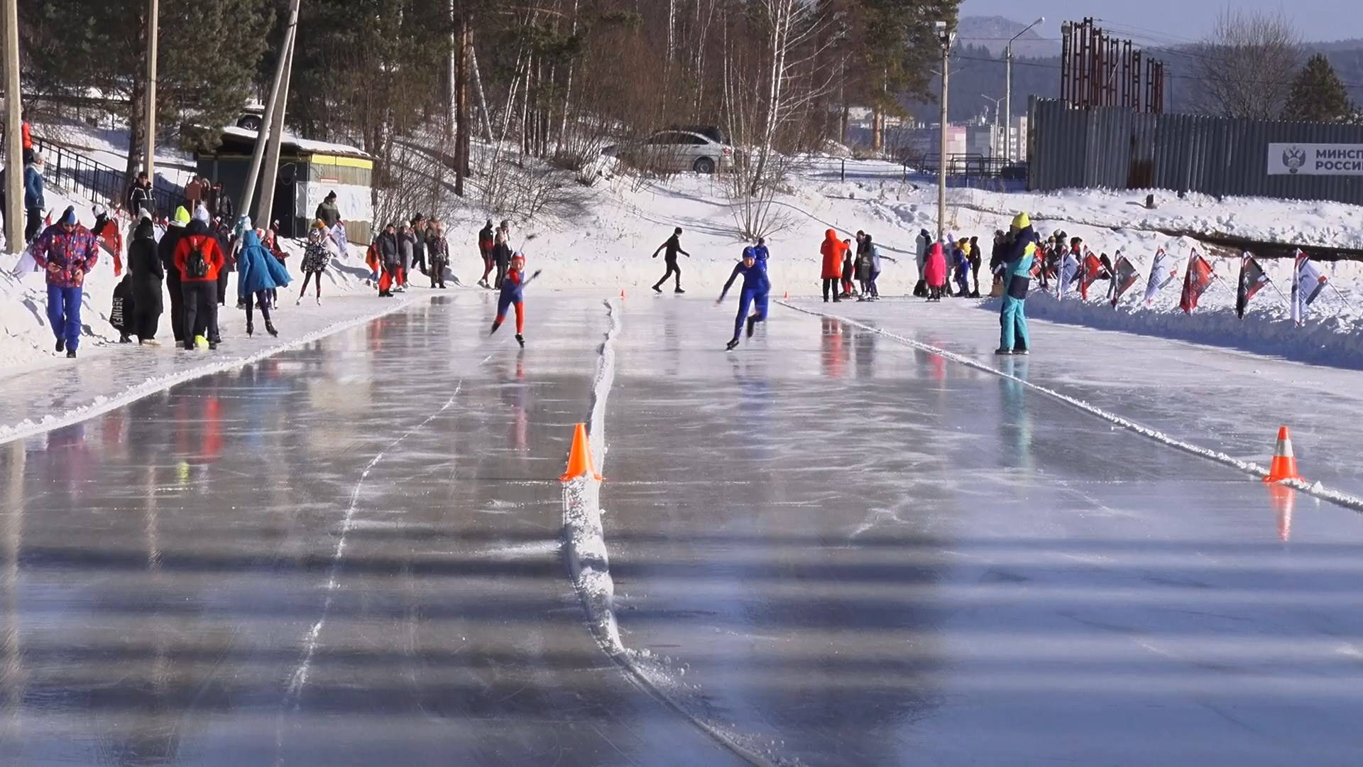 Соревнования по конькобежному спорту объединили около 130 участников