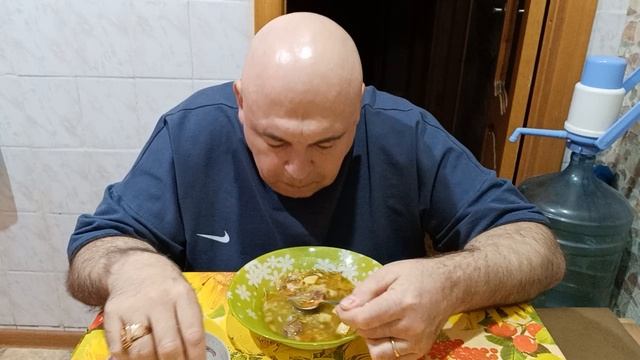 Мукбанг. Рассольник по Ивлевски и колбаса Дугушка. О диалектах.