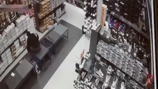 👟В спортивный магазин пришел парень, выбрал новенькие кроссовки, переобулся и попытался уйти👟