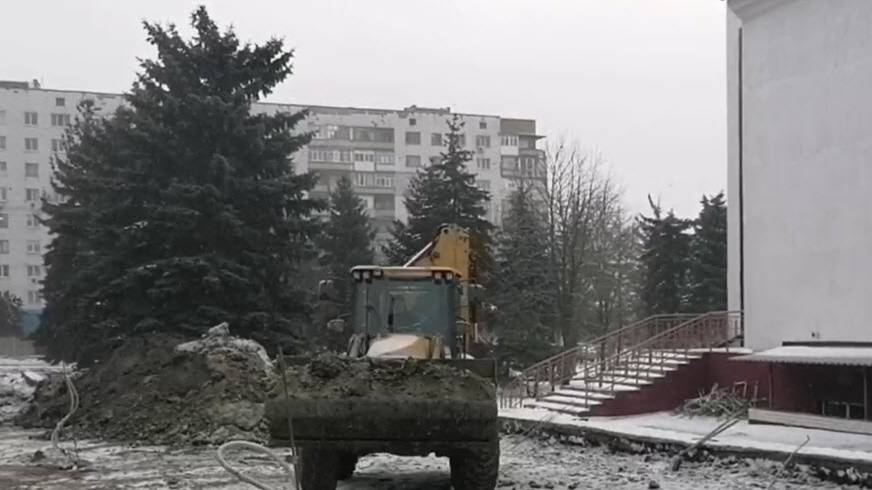 Самарские специалисты вывозят грунт и ремонтируют технику в Снежном