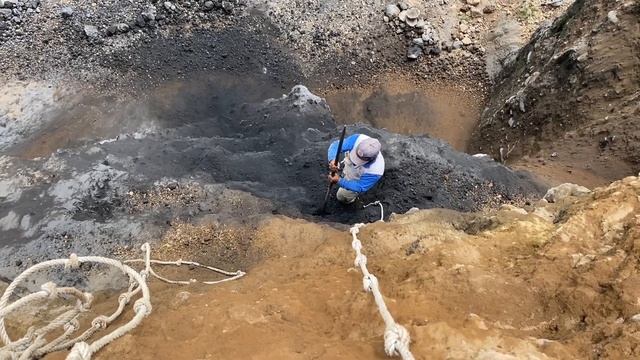 Строительство, рухнул большой чёрный камень
