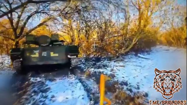 Операторы FPV-дронов на оптоволокне обнаружили и уничтожили спрятанную в растительности ЗРК Стрела-1