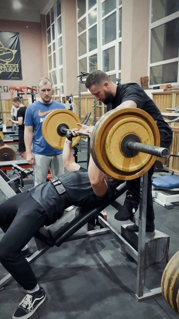 Жим 100кг на наклонной скамье 🔥
Мощь @mishasbl 💪