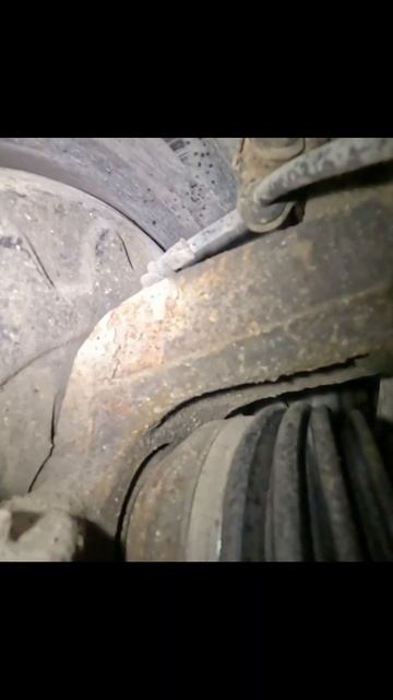 Volkswagen Polo, после ДТП. Деформация поворотного кулака.