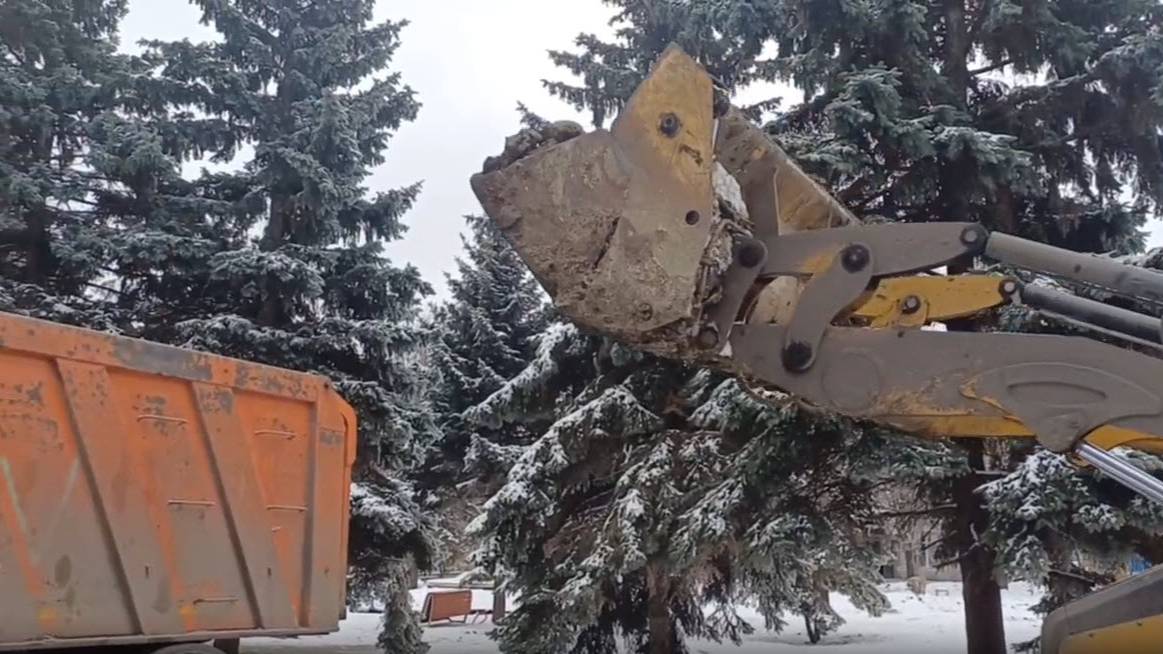 Самарские специалисты вывозят грунт и ремонтируют технику в Снежном