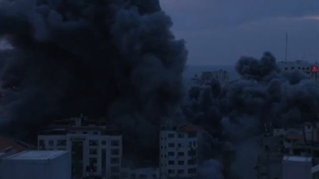 Удар Израиля по многоквартирному дому в Секторе Газа, дом полностью разрушен. Жертв сотни. 10.23