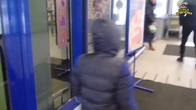 Воскресенье. В городе. Какое состояние комнаты без вольера. (02.25г.) Семья Бровченко.