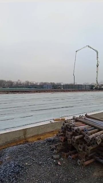 Наши автобетононасосы на заливке плиты