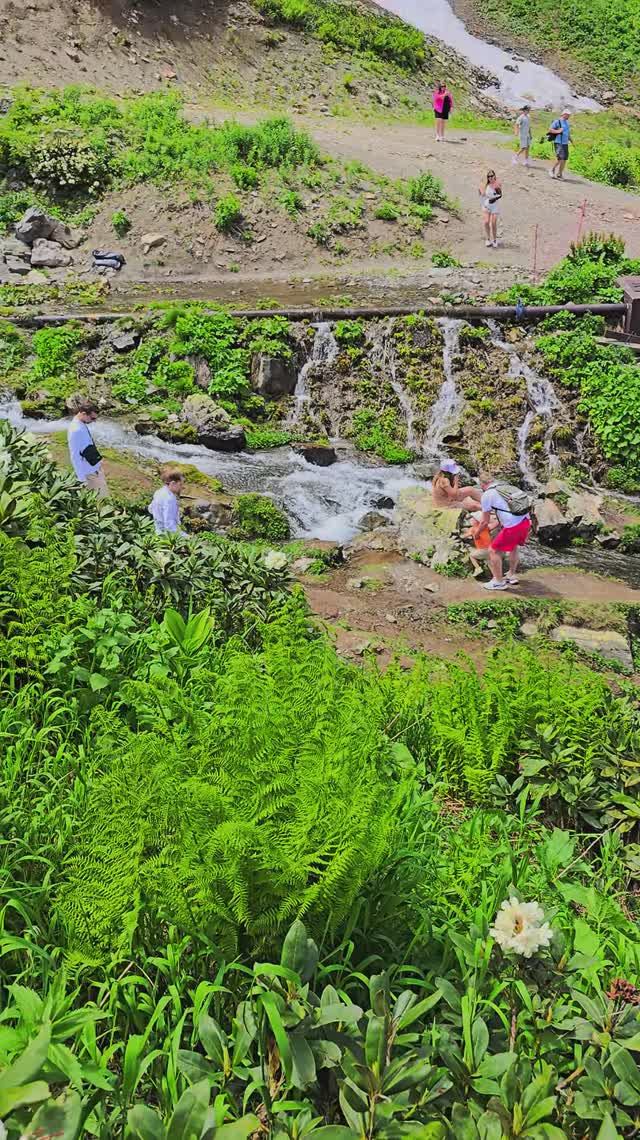 У водопада Медвежий в горах Краснодарского края