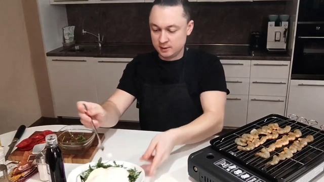 Как в ресторане, Салат с сыром страчателла и креветки на гриле