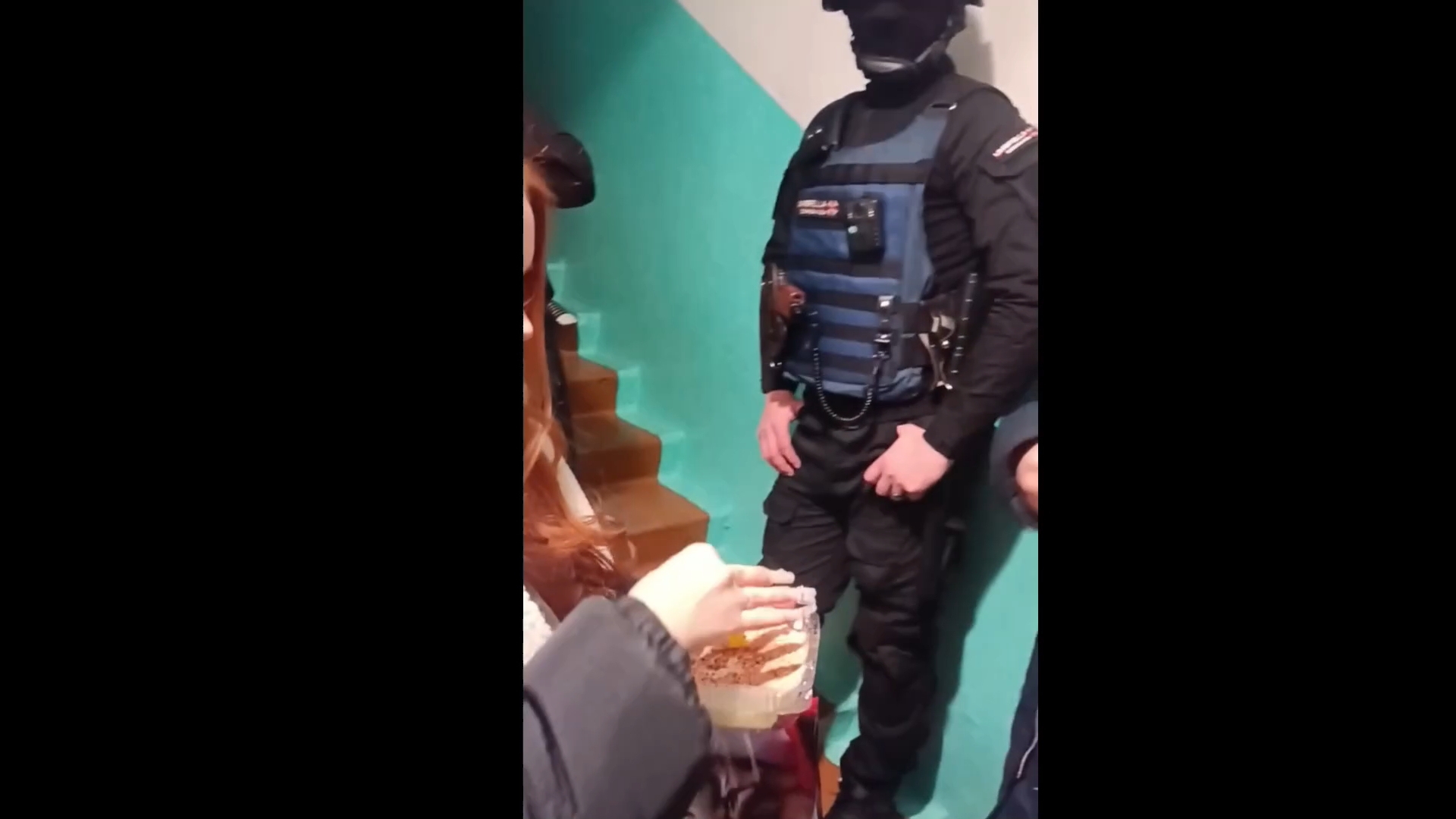 налёт на сына. ОМОН. заломил руки. 19 го - 19 цать