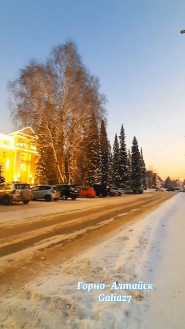 Случайный кадр, не ожидала, что зажгуться фонари Горно-Алтайск Парк