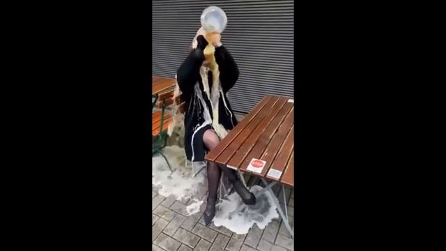 Girl Drinks a Giant Beer (360p)
нужно знать меру не пить больше 1 бокала пива.