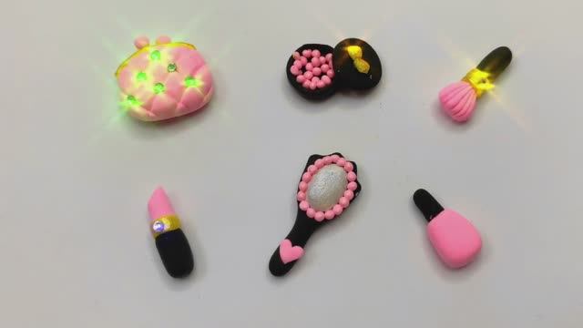 Лепка для детей! Набор Барби из пластилина - помада, зеркало, косметичка, румяна!