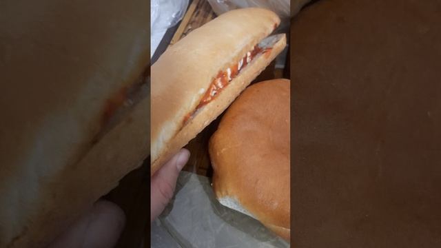 Холостяцкий быстрый перекус из пекарни с деревенским молоком.