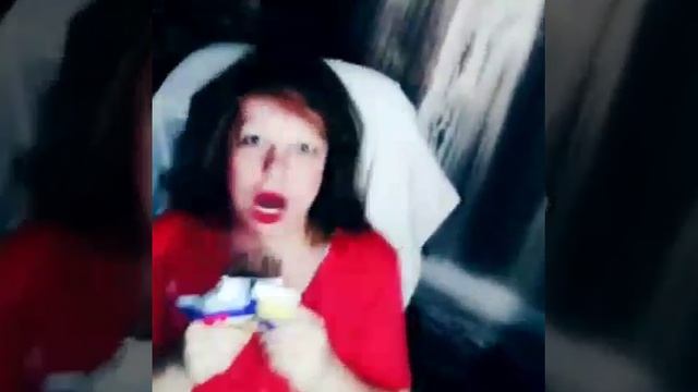 Алёнка  ест Алёнку