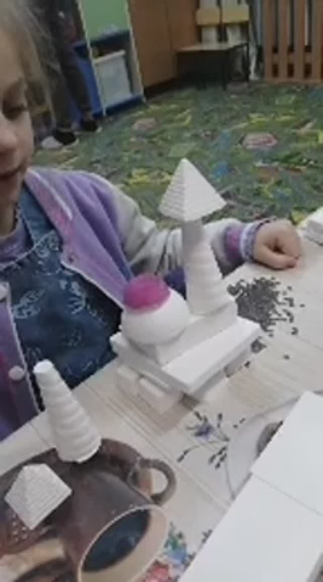 Постройка фантазийного дома из гипсовых деталей.