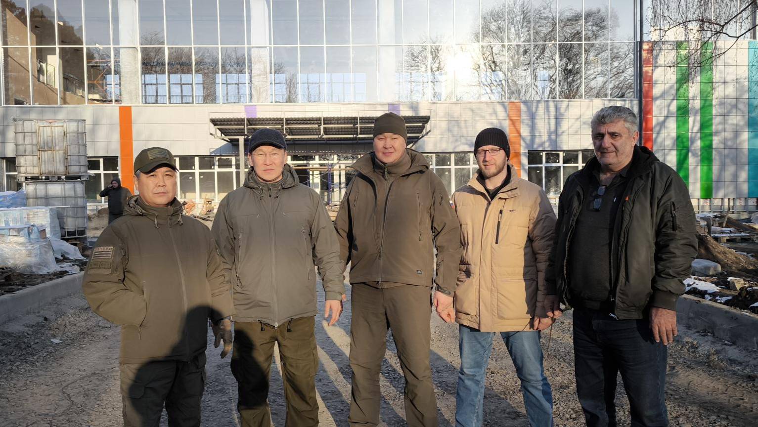 Подрядчик Якутии по восстановлению Докучаевска ознакомился с ходом подготовки к ремонтным работам