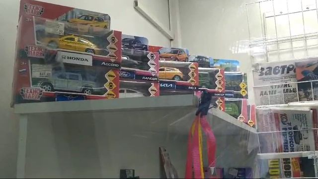 Модели машинок, мотоциклов, автобусов, грузовиков в газетном киоске Роспечать.