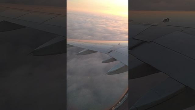 Красивые кадры на рассвете заходим на посадку на самолёте, через облака