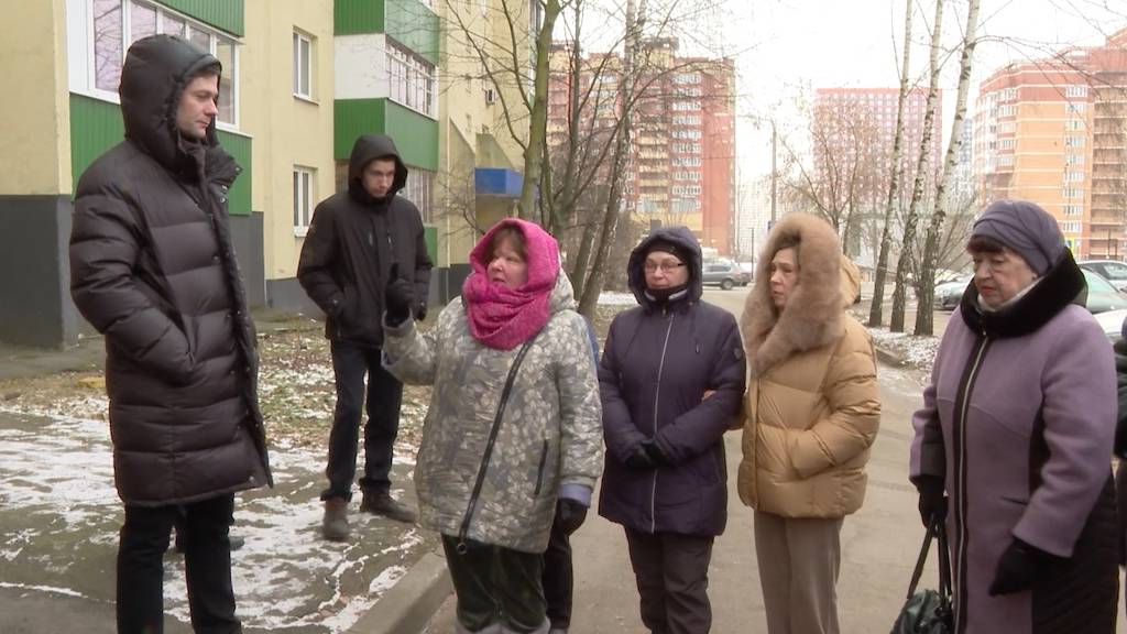 (12+) Общественная палата разбирается в проблемах дома 36 на ул. Колпакова
