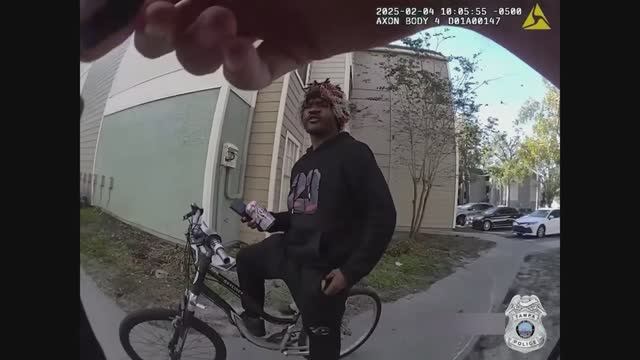 Тампа. Нательная камера показывает перестрелку между осужденным преступником и полицией