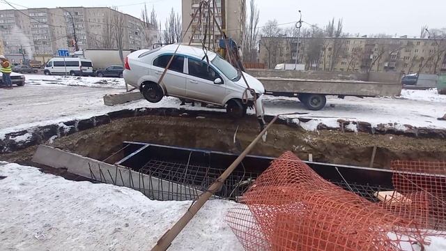 В Воронеже иномарка улетела в котлован