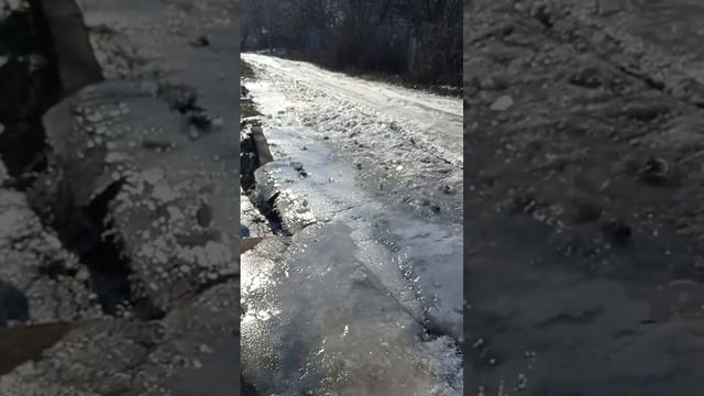 Ситуация с порывом воды возле 14 дома на ул. Спортсменов в Кировском районе Донецка