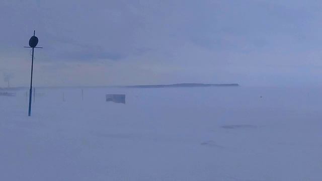Река зимой