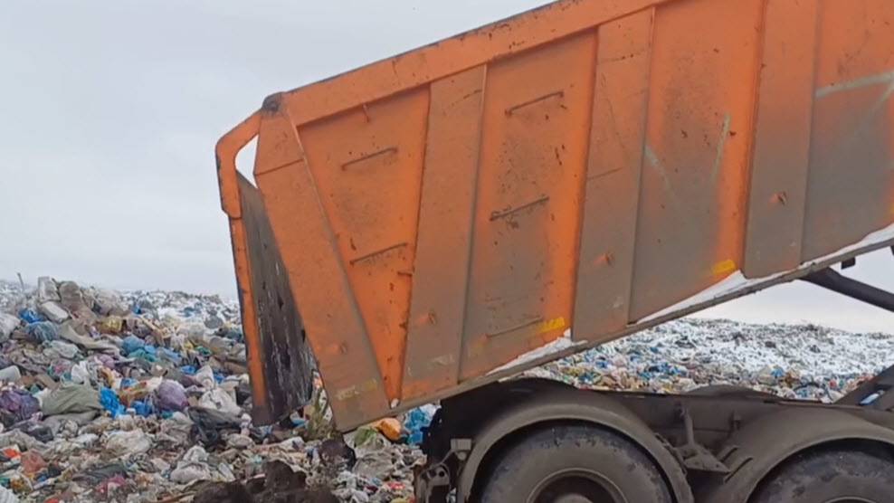 Самарские специалисты вывозят грунт и ремонтируют технику в Снежном