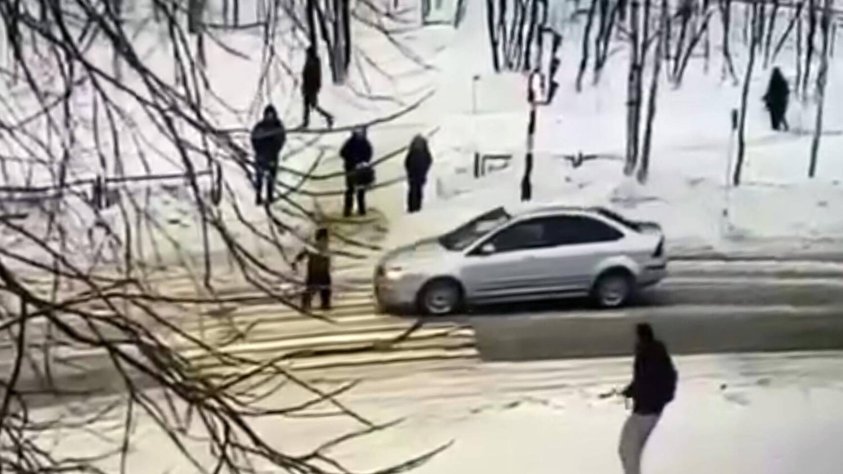 как ребенок отлетел от удара автомобиля Ford Focus