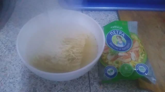 Лапша быстрого приготовления Роллтон Петра со вкусом курицы 50 гр