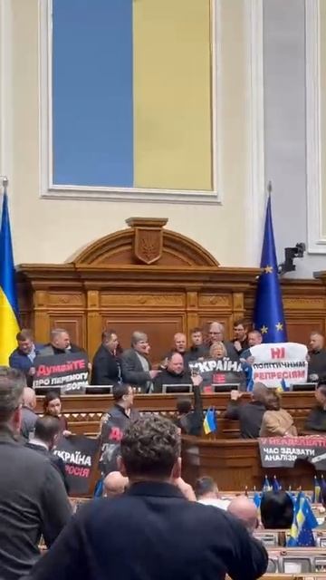 В Киевской Раде после заявления Трампа начали кричать Москва русскоязычные депутаты,ганьба укрязыч🤣