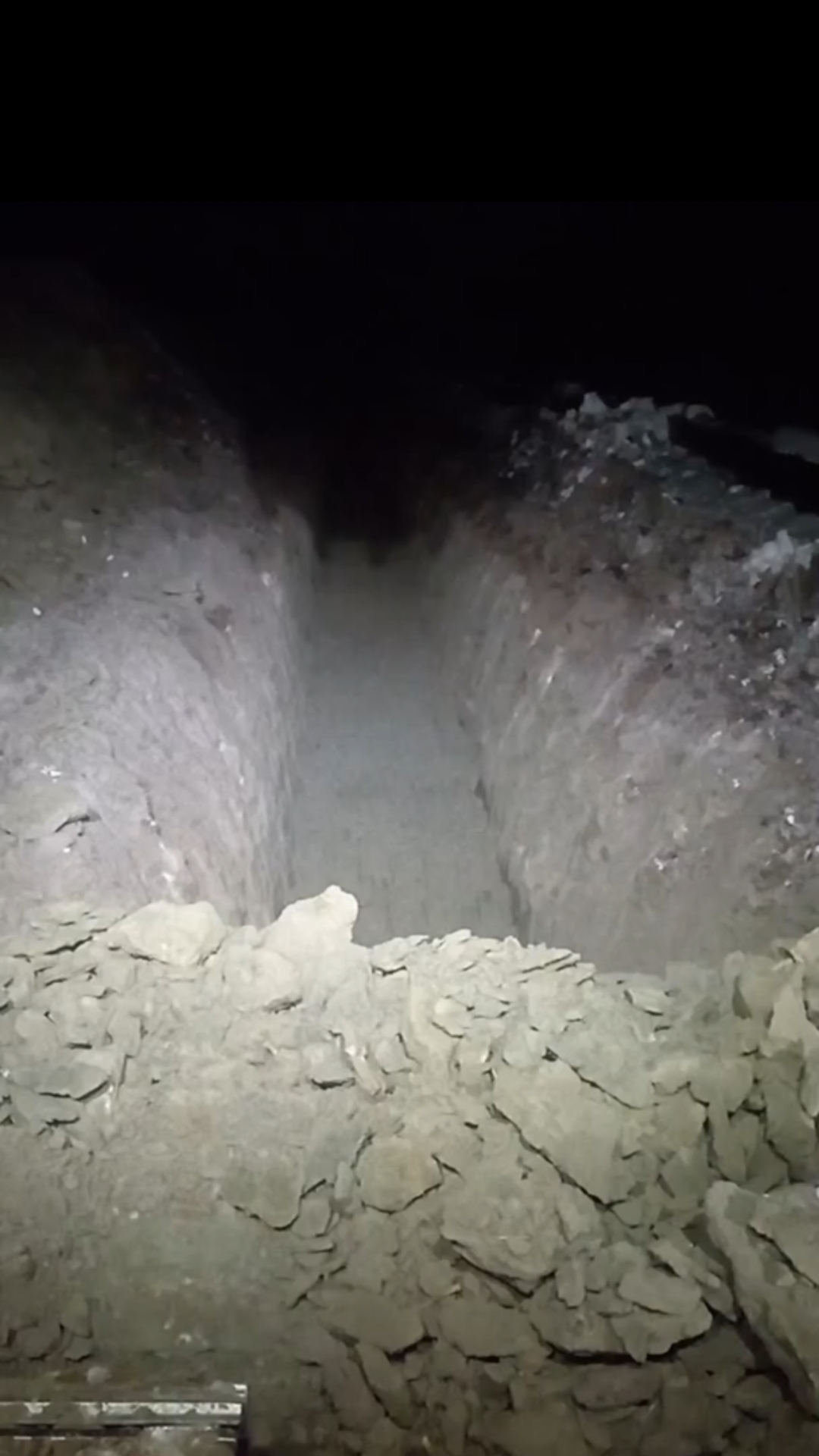 Копаем траншею в мерзлоте и в темноте.