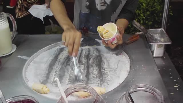 "Жареное" тайское мороженое на улице. ICE CREAM Rolls