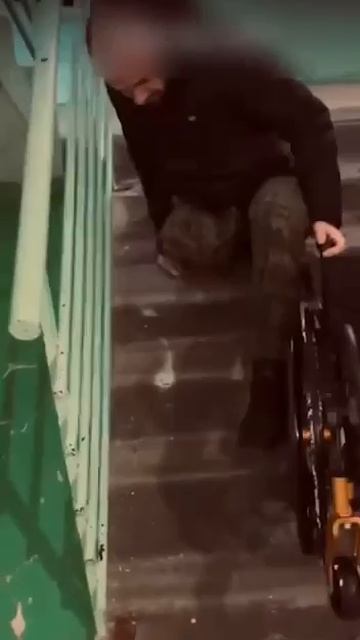 Ветеран СВО, потерявший ногу в результате боевых действий, вынужден ползать по лестнице