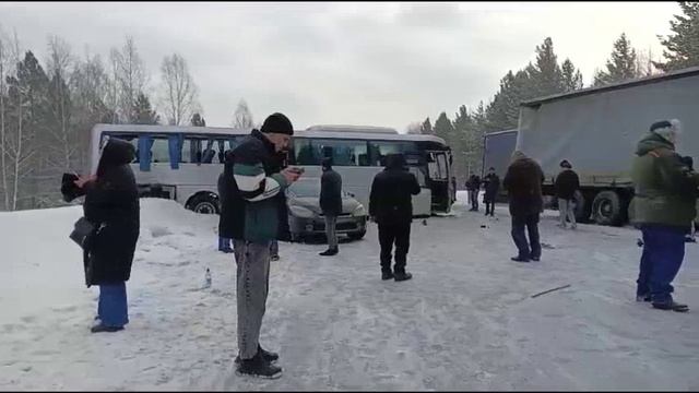 Красноярский край.Серьезное ДТП в Емельяновском районе с участием 5 автомобилей.Движение перекрыто.