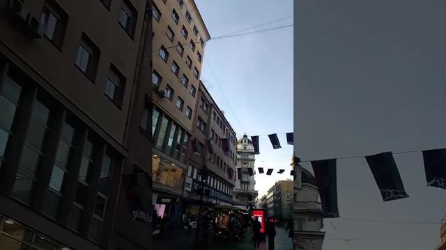 У Кнез Михаиловој улици србске заставе висе ПОЦЕПАНЕ! СРАМОТА!.mp4