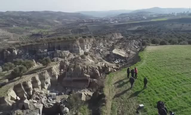 Страшные видео из Турции - на видео огромных излом и каньон, образовавшийся из за землетрясения