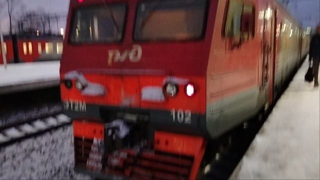 11 февраля 2025 Электропоезд ЭТ2М-102 Сообщением Санкт-Петербург-Любань Прибывает на станцию Обухово