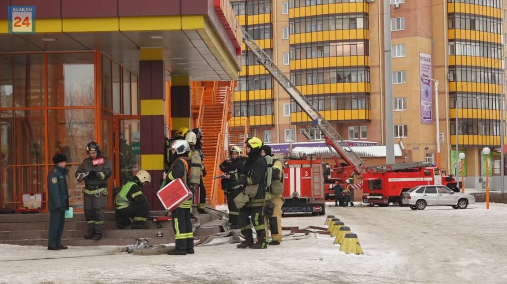 Учения в кинотеатре провели сотрудники МЧС Хакасии