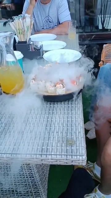 Вот такая подача роллов в сущи баре "Фуджи" (Самара)
