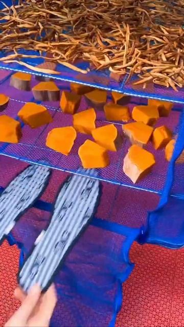 А стельки для аромата положили?)