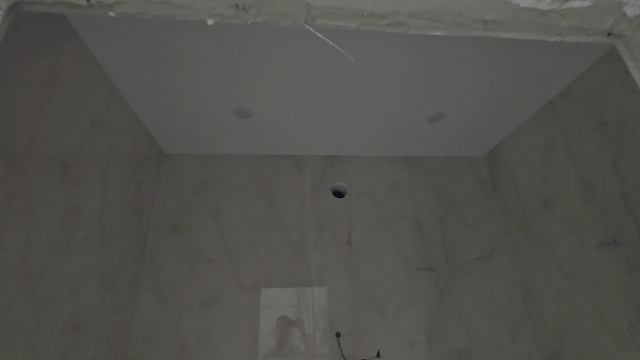 Натяжные потолки.Простой профиль с применением алюминиевого карниза ПК-14. Светильники GX.