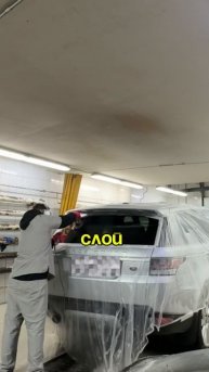 Полирую лобовое и заднее стекло автомобиля.