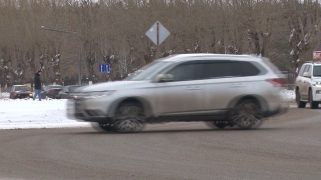 Коммунальщики борются с гололедом. Панорама 14 февраля 2025