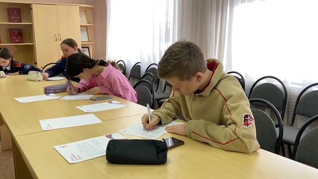 Активисты Движения Первых Татищевского лицея написали письма бойцам специальной военной операции