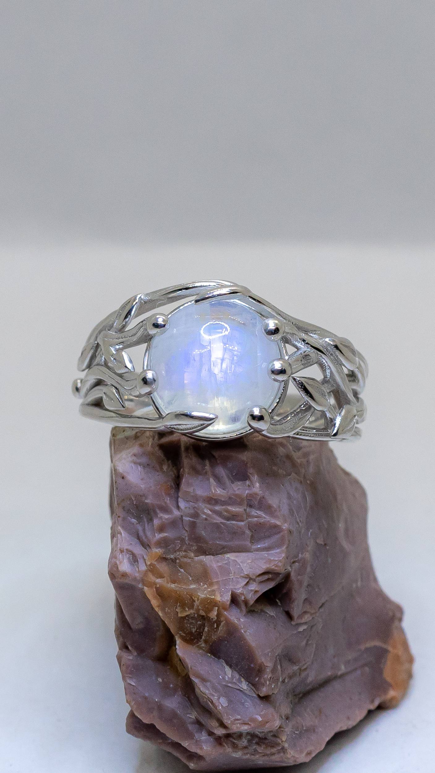 Серебряное кольцо с лунным камнем "Селена".