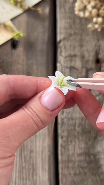 Удивительно нежные и красивые серьги с цветами из глины